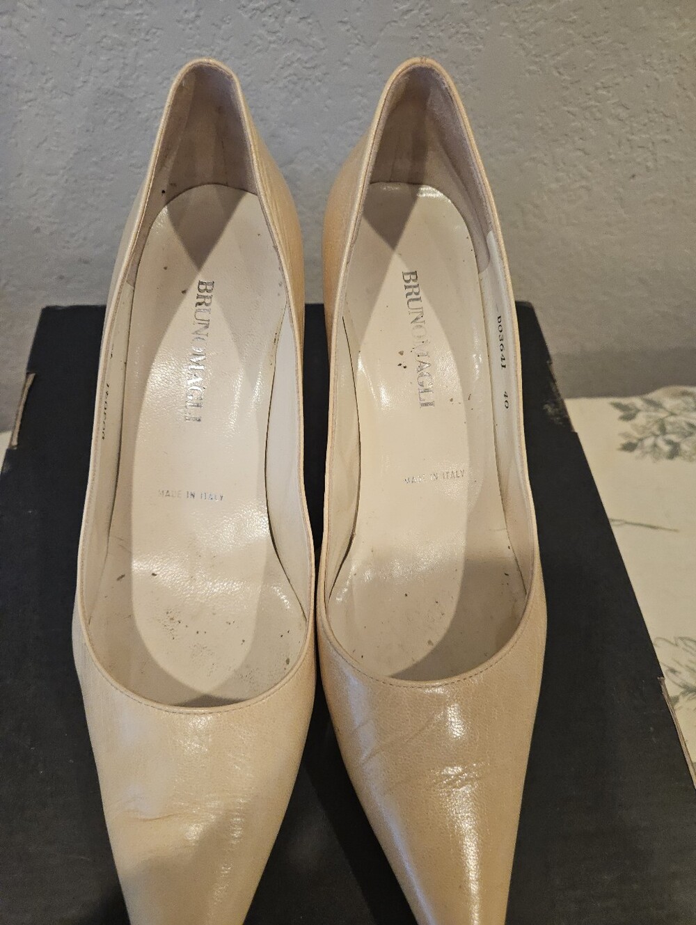 Bruno Magli Pumps EU 40 Nude Beige Leather Pointed Toe Heels Made Italy Classic